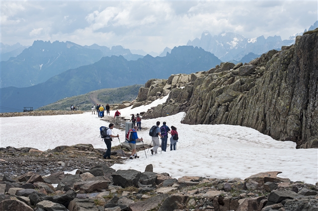 Parte del gruppo, in discesa, cammina sul sentiero coperto dalla neve